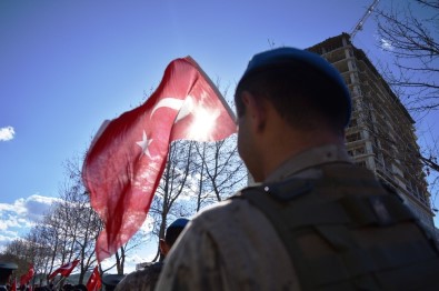 Çanakkale Şehitleri İçin 50 Metrelik Türk Bayrağı İle Yürüyüş