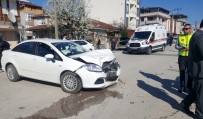 SAĞLIKLI HAYAT - Düzce'de İki Otomobilin Karıştığı Kazada 3 Yaralı