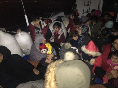 İzmir'de 54 Kaçak Göçmen Yakalandı