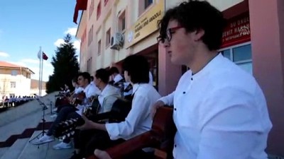 Öğrencilerden 'Mehmetçik' Ve 'Dur Yolcu' Koreografisi