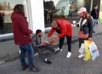 DUYGU SÖMÜRÜSÜ - (Özel) Taksim Meydanı'nda Hayrete Düşüren Dilencilik Yöntemi