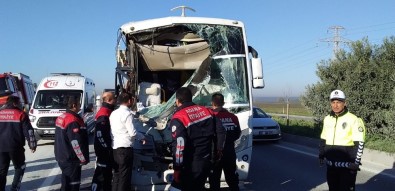 Sıkışan Şoförü İtfaiye Ekipleri Kurtardı