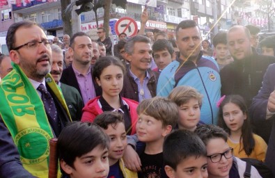 Bakan Kasapoğlu, Akçakoca'ya Yüzme Havuzu Ve Gençlik Merkezi Sözü Verdi