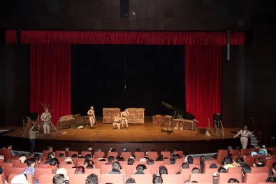 'Çanakkale Vatan Sağolsun' Tiyatro Oyunu Duygusal Anlar Yaşattı