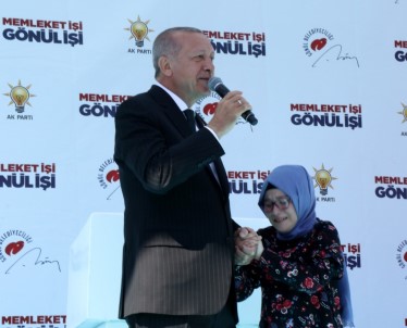 Cumhurbaşkanı Erdoğan, Kendisine Mektup Yazan Şevval'le Sahnede Buluştu
