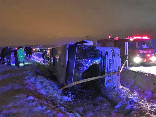 Yolcu otobüsü şarampole devrildi