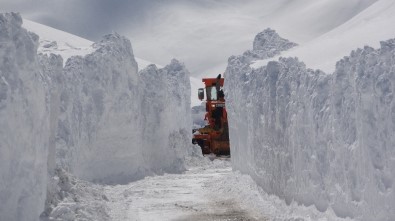 Bahçesaray Karayolun Karla Mücadele Devam Ediyor