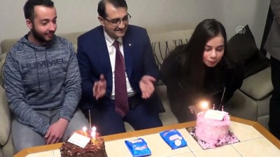 Bakan Dönmez, Gençlerin Doğum Gününü Kutladı