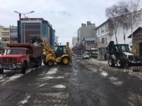 ARDAHAN BELEDIYESI - Belediye Ekiplerinin Kar Ve Buz Temizliği Devam Ediyor