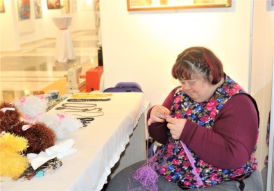 Down Sendromlu Ece Yaptığı Elişi Ürünleri Satarak Annesine Ev Almak İstiyor