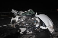 Emniyet Şeridindeki Kamyona Otomobil Çarptı Açıklaması 2 Yaralı