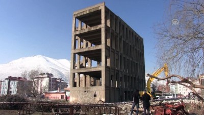 Kahramanmaraş'ta Yarım Asırlık 5 Katlı Metruk Bina Yıkıldı