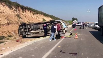 Adana'da Minibüs Devrildi Açıklaması 19 Yaralı