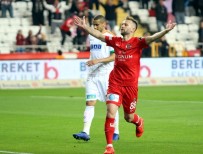 KARABÜKSPOR - Hakan'dan Kariyer Rekoru