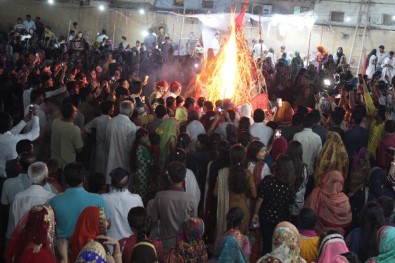 Hindular, Holi'yi Dans Edip Şarkı Söyleyerek Karşıladı