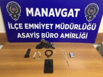 KURUSIKI TABANCA - Uyuyan Kişinin Boğazına Bıçak Dayayıp Eşyalarını Gasp Etti