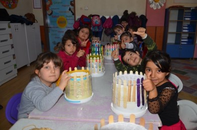 Yoğurt Kabı Yardımıyla Ördükleri Atkılarla El Becerilerini Geliştiriyorlar