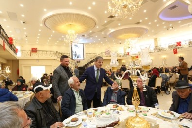 Başkan Alemdar 'Yaşlılara Saygı Haftası' Nedeni İle Vatandaşlarla Buluştu