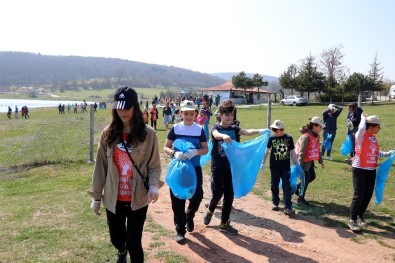 Bolu'da Bir Araya Gelen Yüzlerce Çocuk Piknik Alanındaki Çöpleri Topladı