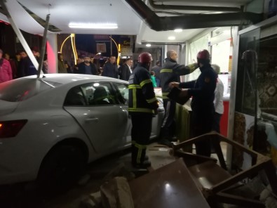 Darıca'da Çarpışan İki Otomobilden Biri Dükkana Girdi Açıklaması 2 Yaralı