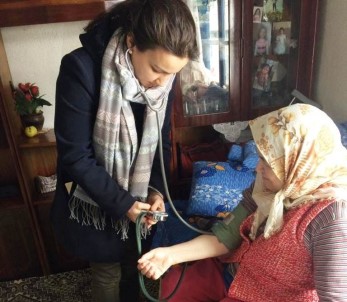 Hisarcık'ta Evde Bakım Hizmeti Verilen Yaşlı Hastalar Unutulmadı