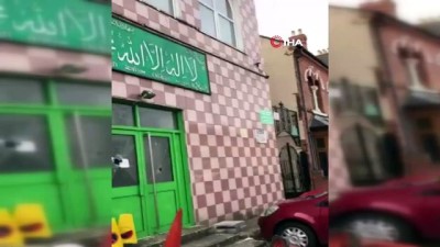 İngiltere'de 4 camiye balyozla saldırı