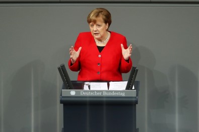 Merkel'den Brexit'in Ertelenmesine Destek