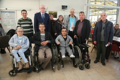 Odunpazarı Belediyesi'nden 55 Engelli Bireye Sandalye Desteği