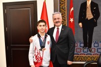 MUSTAFA ERDOĞAN - Yaz Okulunda Keşfedilen Sporcu Dünya 3.'Sü Oldu