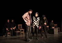 VAN DEVLET TIYATROSU - Yükümlüler Profesyonel Oyuncuları Aratmadı