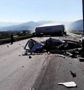Aydın-İzmir Otobanında Trafik Kazası Açıklaması 1'İ Ağır 2 Yaralı