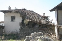 TÜRK KıZıLAYı - Deprem Bölgesinde Evi Yıkılan Vatandaşların Eşya Nöbeti Devam Ediyor