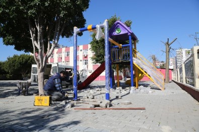 Erdemli Belediyesi'nden Okullara Oyun Parkı Desteği
