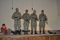 TİYATRO OYUNU - Gülpınar Öğrencilerin Tiyatro Davetini Geri Çevirmedi