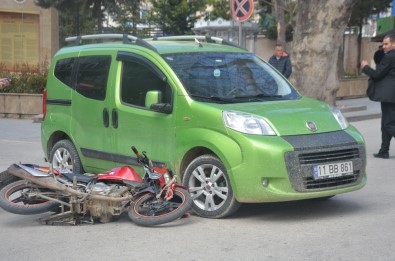 Hafif Ticari Araçla Motosiklet Çarpıştı, Şans Eseri Yaralanan Olmadı