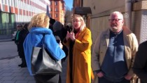 İNSAN ZİNCİRİ - İsveçlilerden Cuma Namazını Kılan Müslümanlar İçin İnsan Zinciri