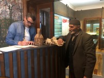 BOZÜYÜK BELEDİYESİ - Kaybettiği Eşinin Ehramını Şehir Müzesi'ne Bağışladı