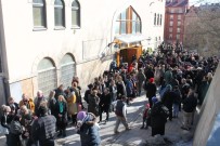 YENI ZELANDA - Stockholm'de Cuma Namazı Çıkışı 'Dostluk Zinciri' Oluşturuldu