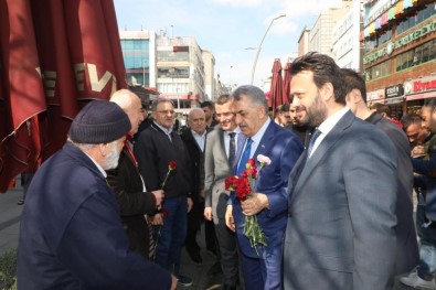 AK Parti Genel Başkan Yardımcısı Hayati Yazıcı, Zeytinburnu'nda Vatandaşlara Karanfil Dağıttı