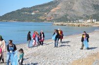 ATATÜRK BULVARI - Ana Sınıfı Öğrencileri Ve Engelliler, Bozyazı Sahilini Temizledi