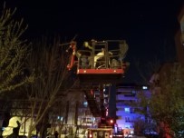 OKSIJEN - Apartmanın Giriş Katında Yangın Çıktı Üst Katta Kalan 5 Kişi Mahsur Kaldı