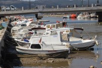 GEL GIT - Çanakkale'de Suların Çekilmesiyle Tekneler Karaya Oturdu