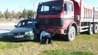 Kamyon İle Otomobil Çarpıştı Açıklaması 1'İ Ağır 5 Yaralı