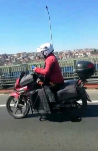 (ÖZEL) Seyir Halinde Cep Telefonu Kullanan Motosikletli Tehlike Saçtı