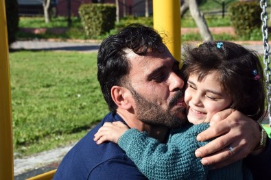 Suriye'deki Savaşta Kör Olan Küçük Sidra, Türkiye'de Sağlığına Kavuştu