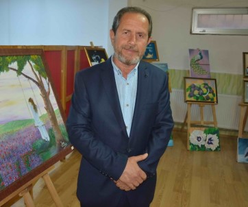 Televizyonda Gördüğü Ressamdan Etkilenerek Eline Fırçayı Alan Emekli Öğretmen Ustalara Taş Çıkartıyor