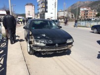 ARAÇ KULLANMAK - Trafikten Men Edilen Araçla Kaza Yaptı Açıklaması 2 Yaralı