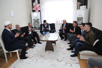 Vali, Şehit Yaşar Çakır'ın Ailesini Ziyaret Etti