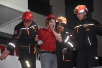 NECMETTİN ERBAKAN - Asma Tavanı Çöken Markette Mahsur Kalan İki Kişi Kurtarıldı