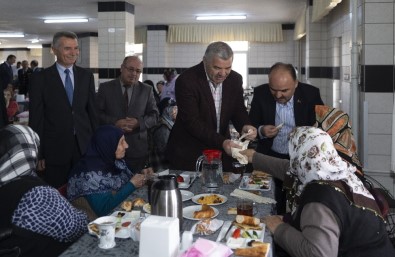 Başkan Çelik, Yaşlılara Saygı Haftası'nda Huzurevi'ndeki Yaşlılarımızla Bir Araya Geldi